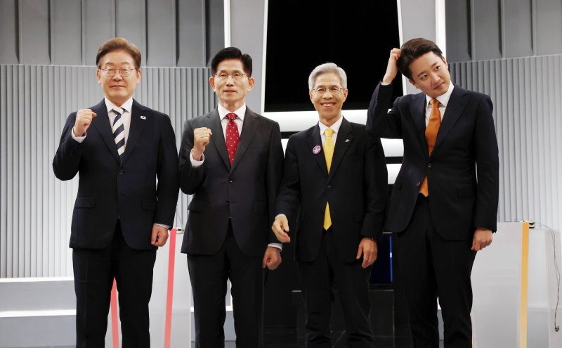 [서울=뉴시스] 국회사진기자단 = 23일 서울 영등포구 KBS본관 스튜디오에서 열린 중앙선거방송토론위원회 주관 제21대 대통령선거 2차 후보자 토론회 시작에 앞서 각 정당 대선후보들이 기념촬영을 하기 위해 자리하고 있다. 왼쪽부터 이재명 더불어민주당, 김문수 국민의힘, 권영국 민주노동당, 이준석 개혁신당 대선후보. 2025.05.23. photo@newsis.com