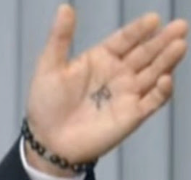 23일 선관위 주관 대선 토론에 참석한 권영국 민주노동당 후보의 손바닥에 ‘백성 민’자가 적혀 있는 모습. TV토론 갈무리