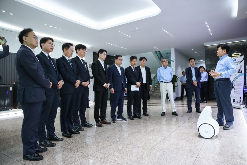 [창원=뉴시스] 민주당 국토공간혁신위원회 공동위원회, 동남권 경청투어(사진=민주당 경남도당 제공) 2025.05.23.photo@newsis.com *재판매 및 DB 금지