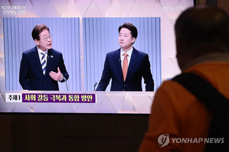 대선 토론 나선 이재명-이준석 후보 (출처=연합뉴스)