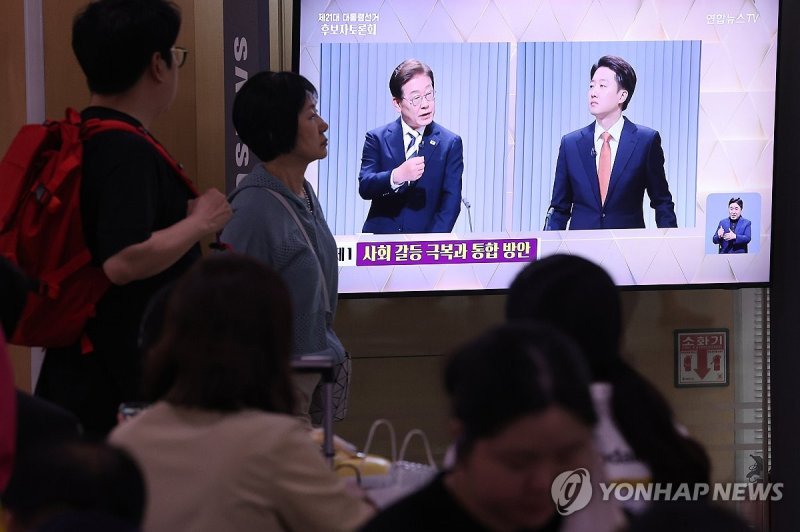 대선 토론 나선 이재명-이준석 후보 (출처=연합뉴스)