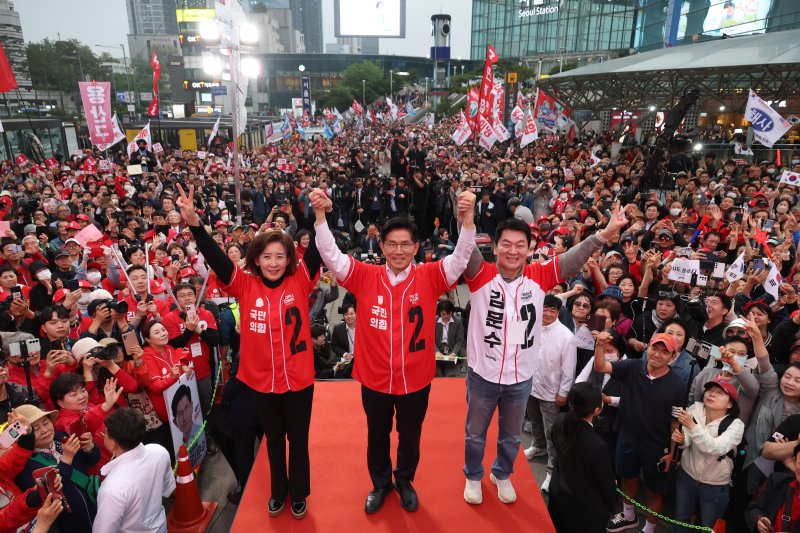 김문수 국민의힘 대통령 후보가 19일 서울 중구 서울역 광장에서 나경원, 안철수 의원과 유세를 하고 있다. (공동취재) 2025.5.19/뉴스1 ⓒ News1 김민지 기자