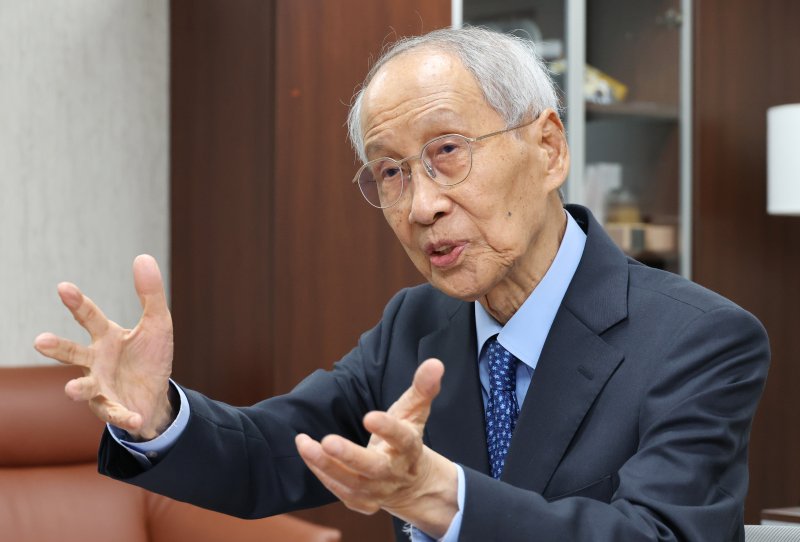 윤여준 더불어민주당 상임총괄선대위원장이 20일 오후 서울 여의도 당사에서 뉴스1과 인터뷰를 하고 있다. 2025.5.20/뉴스1 ⓒ News1 이광호 기자