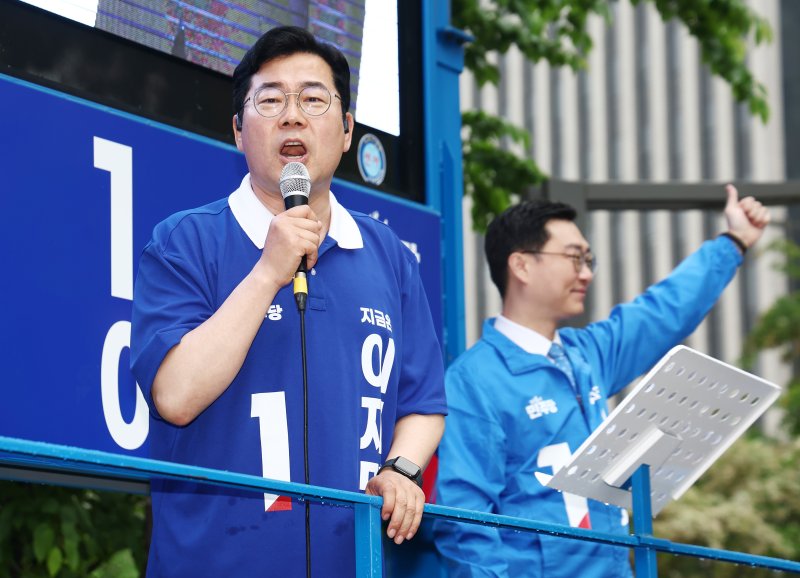 더불어민주당 상임총괄선대위원장을 맡은 박찬대 원내대표가 16일 서울 여의도 우체국 인근에서 이재명 대통령 후보 지원 유세를 하고 있다. 2025.5.16/뉴스1 ⓒ News1 김민지 기자