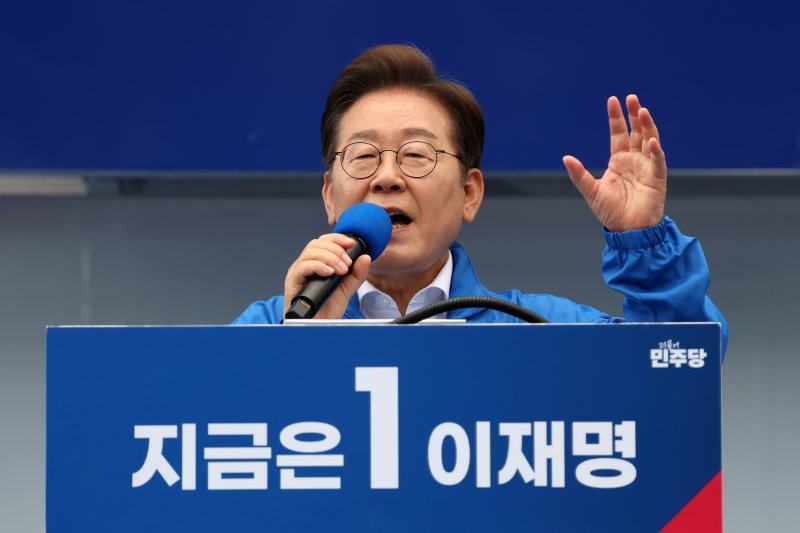 이재명 더불어민주당 대통령 후보가 17일 광주 서구 김대중컨벤션센터 광장에서 열린 집중유세에서 연설하고 있다. (공동취재) 2025.5.17/뉴스1 ⓒ News1 이재명 기자