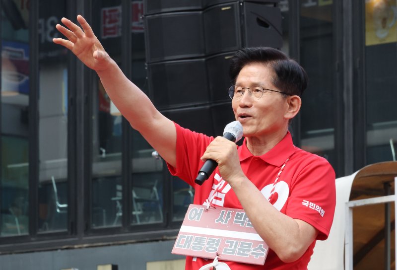 김문수 국민의힘 대통령 후보가 22일 오후 경기 광명시 철산동 철산로데오거리에서 가진 유세에서 시민들에게 지지를 호소하고 있다. 2025.5.22/뉴스1 ⓒ News1 이광호 기자