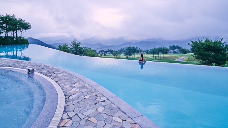 [서울=뉴시스] 대명소노그룹 소노인터내셔널이 운영하는 소노펠리체 빌리지 비발디파크 인피니티풀. photo@newsis.com