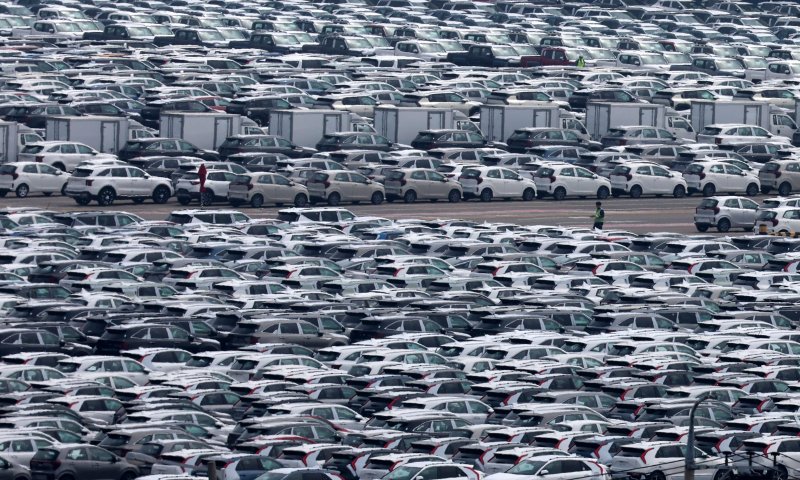 [평택=뉴시스] 추상철 기자 = 22일 오후 경기 평택항 자동차 전용부두에 수출 차량이 세워져 있다. 2025.05.22. scchoo@newsis.com