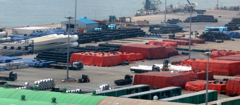 [평택=뉴시스] 추상철 기자 = 22일 오후 경기 평택항에 철강제품이 쌓여 있다. 2025.05.22. scchoo@newsis.com