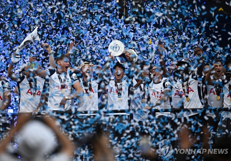 축포 터진 가운데 트로피 들어올린 손흥민 (출처=연합뉴스)