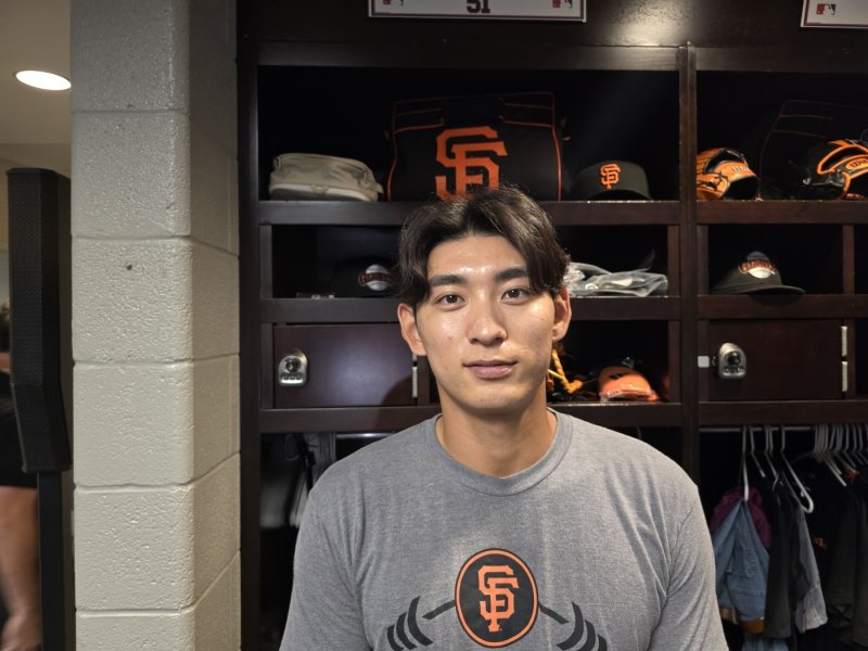 23일(현지시간) 미국 메이저리그 베이스볼(MLB) 샌프란시스코 자이언츠 중견수 이정후(26세) 선수가 워싱턴 내셔널스 원정팀 락커룸에서 한국 취재진과 인터뷰 후 사진 촬영을 하고 있다. 이정후 선수는 "지난 두 시즌은 부상으로 모두 소화하지 못했다＂면서 ＂부상 없이 시즌을 마치는 것이 목표＂라고 말했다. ⓒ News1 류정민 특파원