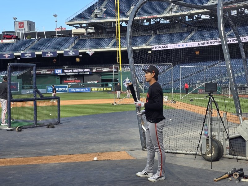 샌프란시스코 자이언츠 중견수 이정후가 23일(현지시간) 미국 워싱턴DC 내셔널스 파크에서 열리는 워싱턴 내셔널스와의 원정 3연전을 앞두고 프리배팅 차례를 기다리고 있다. ⓒ News1 류정민 특파원