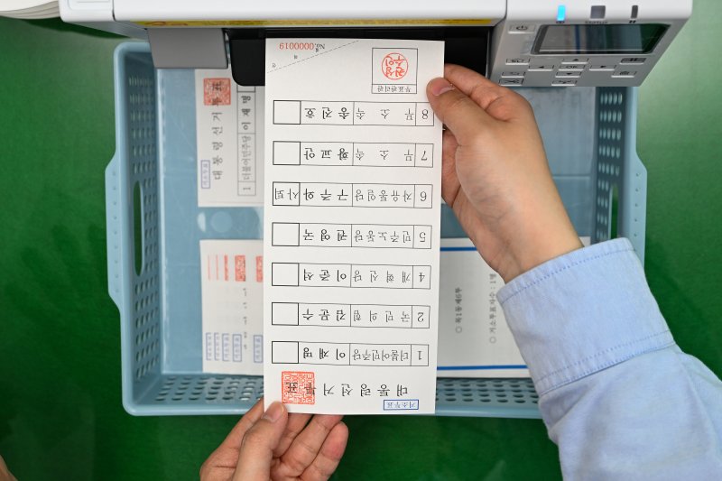 6·3 대선을 13일 앞둔 21일 서울 양천구 선거관리위원회에서 관계자들이 제21대 대통령 선거 거소투표 용지를 인쇄하고 있다. (공동취재, 사진은 기사 내용과 무관함) 2025.5.21/뉴스1 ⓒ News1 오대일 기자