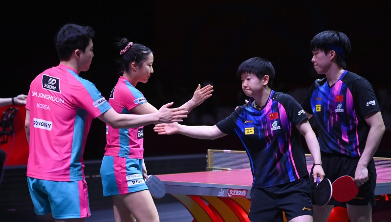 임종훈과 신유빈이 23일(현지시간) 카타르 도하 루사일 아레나에서 열린 2025 국제탁구연맹(ITTF) 세계선수권대회 혼합복식 4강에서 경기를 마친 뒤 중국 쑨잉사, 왕추친과 악수를 나누고 있다. 2025.5.23/뉴스1 ⓒ News1 사진공동취재단