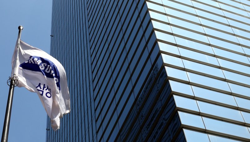 [서울=뉴시스] 박주성 기자 = 30일 서울 서초구 삼성전자 서초사옥의 깃발이 바람에 날리고 있다. 2025.04.30. park7691@newsis.com