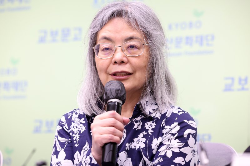 [서울=뉴시스] 박진희 기자 = 다와다 요코 작가가 19일 서울 종로구 교보빌딩에서 대산문화재단·교보문고 '2025 세계작가와의 대화' 기자간담회를 하고 있다. 2025.05.19. pak7130@newsis.com