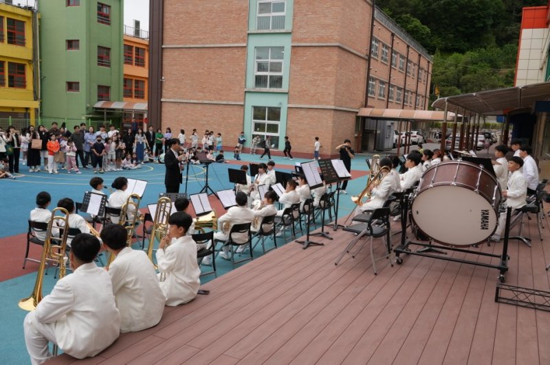 화순초 학생들의 버스킹 연주회 장면 (전남도교육청 제공, 재판매 및 DB 금지)