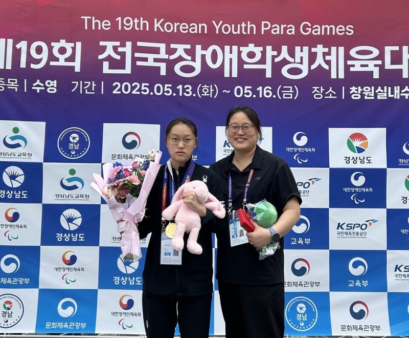 김수현 학생(왼쪽)이 지도교사와 기념사진을 찍고 있다. (전남도교육청 제공, 재판매 및 DB 금지)