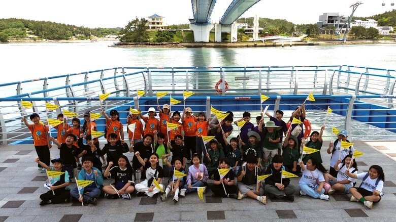 '수군재건길 걷기' 행사에 참여한 학생들이 울돌목을 배경으로 기념사진을 찍고 있다. (전남도교육청 제공, 재판매 및 DB 금지)