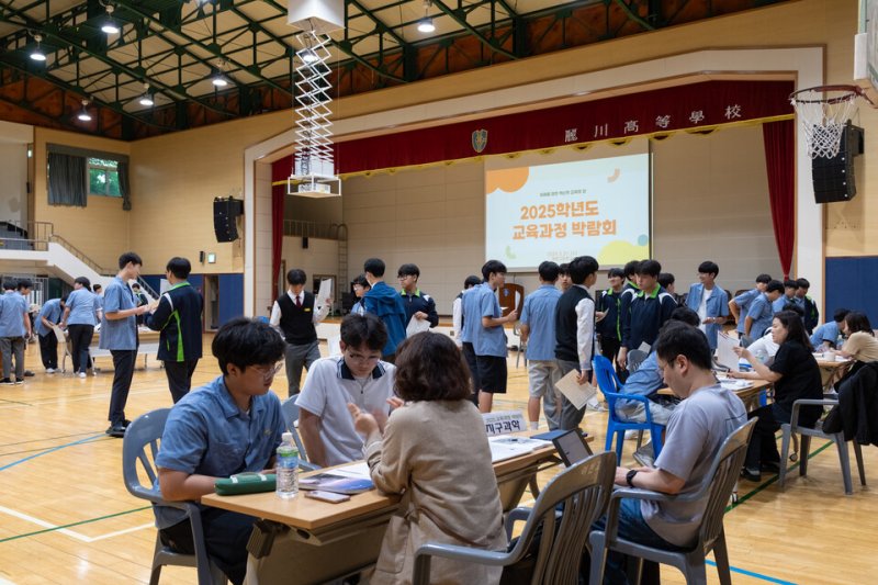 학생들이 박람회장에 설치된 '학과 설명 부스'에서 선생님과 상담하고 있다. (전남도교육청 제공, 재판매 및 DB 금지)