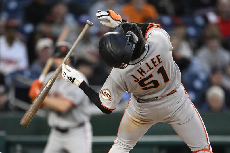 [워싱턴=AP/뉴시스] 샌프란시스코 자이언츠의 이정후가 23일(현지 시간) 워싱턴 내셔널스 파크에서 열리는 2025 메이저리그 워싱턴 내셔널스와의 경기에서 7회초 몸쪽 깊은 공을 피하고 있다. 이날 이정후는 3타수 2안타 2득점 1볼넷을 기록했고 팀은 4-0으로 승리했다. 2025.05.24.