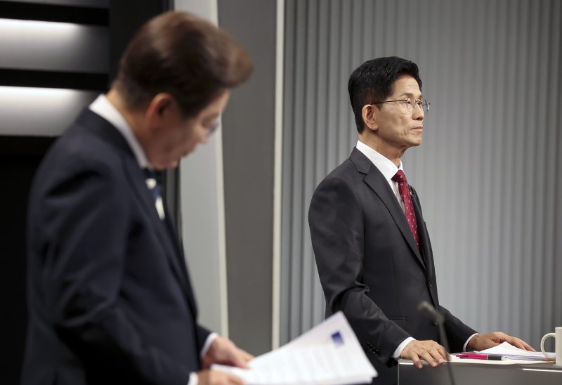 [서울=뉴시스] 국회사진기자단 = 김문수 국민의힘 대선후보가 23일 서울 영등포구 KBS본관 스튜디오에서 열린 중앙선거방송토론위원회 주관 제21대 대통령선거 2차 후보자 토론회 준비를 하고 있다. 왼쪽은 이재명 더불어민주당 후보. 2025.05.23. photo@newsis.com