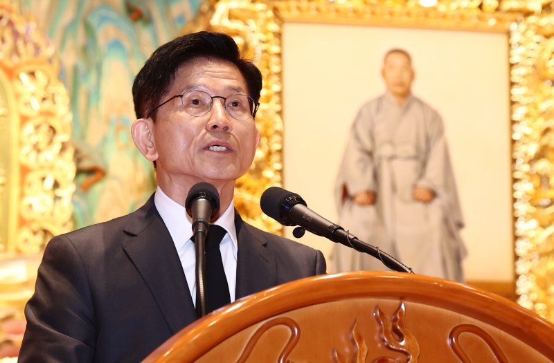 김문수 국민의힘 대통령 후보가 24일 충북 단양군 구인사에서 열린 상월원각대조사 제51주기 열반대재에 참석해 추도사를 하고 있다. 뉴스1
