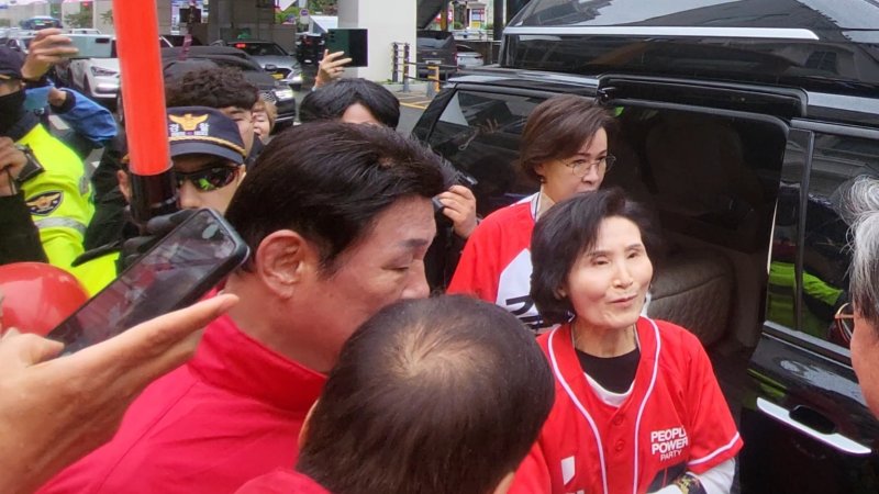 24일 김문수 국민의힘 대통령 후보 배우자 설난영 여사가 대구 중구 서문시장에 도착해 지지자들과 인사를 나누고 있다. 2025.5.24/뉴스1 ⓒ News1 이성덕 기자