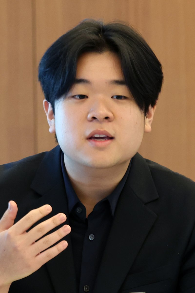 [서울=뉴시스] 박진희 기자 = 첼리스트 한재민이 롯데콘서트홀 '2024 인 하우스 아티스트 한재민 트리오 리사이틀' 공연을 앞두고 15일 서울 송파구 롯데콘서트홀에서 라운드 인터뷰를 하고 있다. 2024.10.15. pak7130@newsis.com