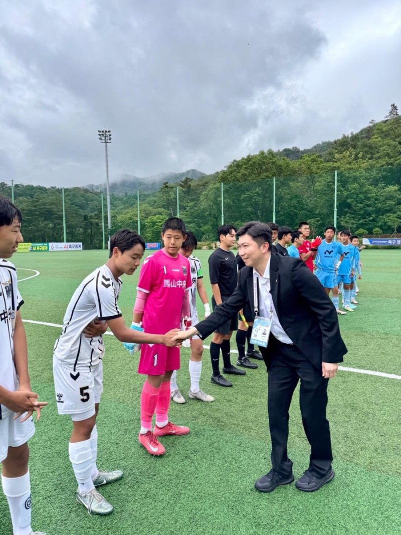 축구 선수들을 격려하는 유승민 체육회장 (출처=연합뉴스)
