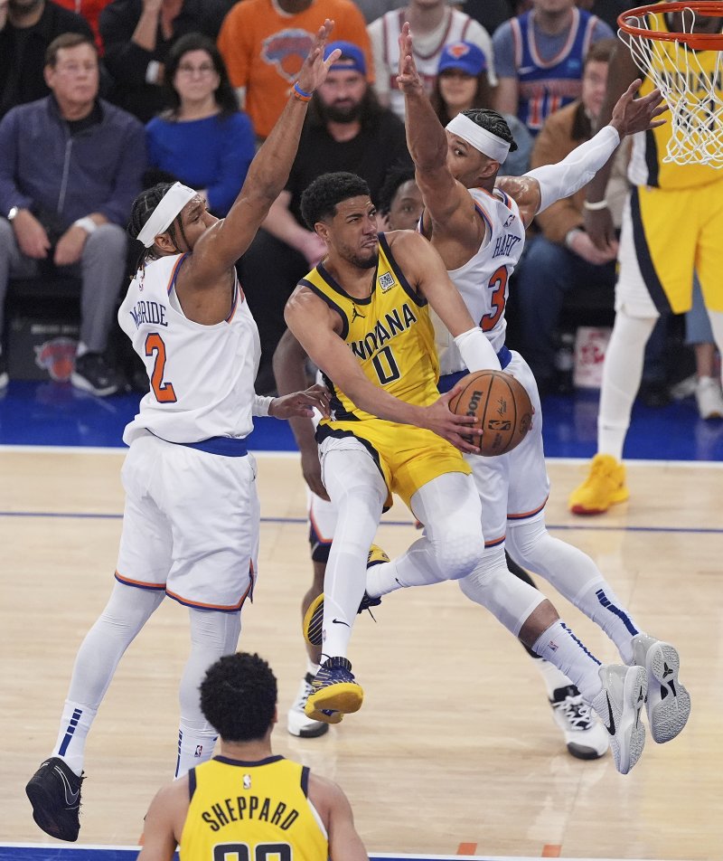 [뉴욕=AP/뉴시스] 미국프로농구(NBA) 인디애나 페이서스의 타이리스 할리버튼(가운데). 2025. 5. 23.