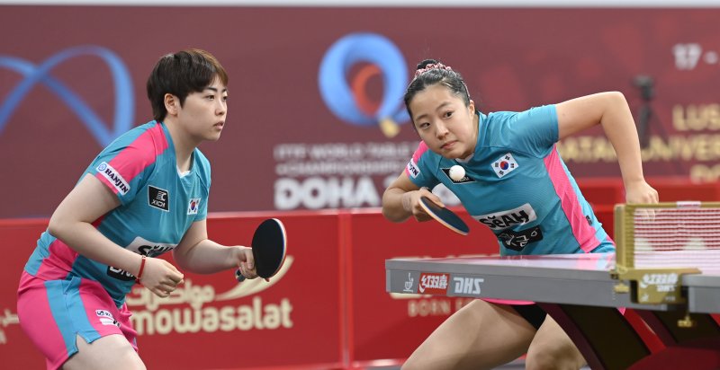 신유빈·유한나가 20일(현지시간) 카타르 도하 카타르대학교 스포츠 컴플렉스에서 열린 '2025 국제탁구연맹(ITTF) 세계선수권대회' 여자복식 16강전에서 독일 아네트 카우프만·샤오나 산과 경기를 펼치고 있다. 2025.5.21/뉴스1 ⓒ News1 사진공동취재단
