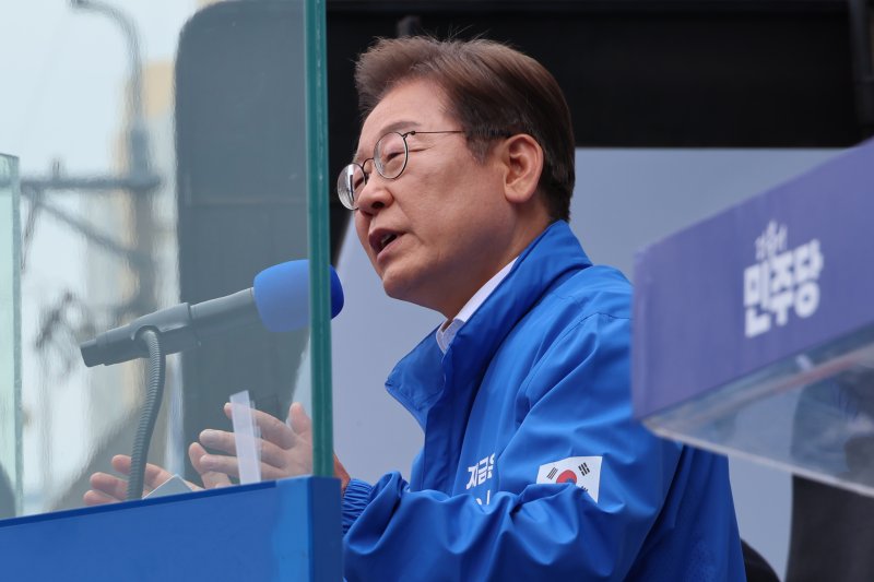 [부천=뉴시스] 조성봉 기자 = 이재명 더불어민주당 대통령 후보가 24일 오후 경기도 부천시 부천역 북부광장에서 열린 유세에서 시민들에게 지지를 호소하고 있다.(공동취재) 2025.05.24. photo@newsis.com