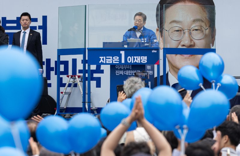 [부천=뉴시스] 조성봉 기자 = 이재명 더불어민주당 대통령 후보가 24일 오후 경기도 부천시 부천역 북부광장에서 열린 유세에서 시민들에게 지지를 호소하고 있다.(공동취재) 2025.05.24. photo@newsis.com