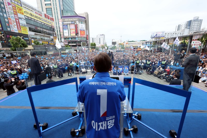 [부천=뉴시스] 조성봉 기자 = 이재명 더불어민주당 대선 후보가 24일 경기 부천 원미구 부천역 북부 광장에서 열린 유세에서 시민들에게 지지를 호소하고 있다.2025.05.24.suncho21@newsis.com