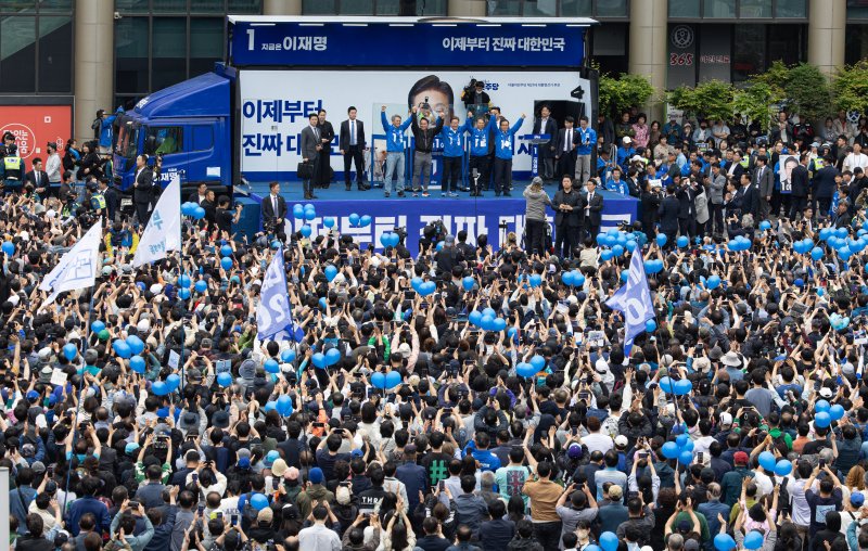 [부천=뉴시스] 조성봉 기자 = 이재명 더불어민주당 대통령 후보가 24일 오후 경기도 부천시 부천역 북부광장에서 찬조연설자들과 손을 맞잡고 포즈를 취하고 있다.(공동취재) 2025.05.24. photo@newsis.com