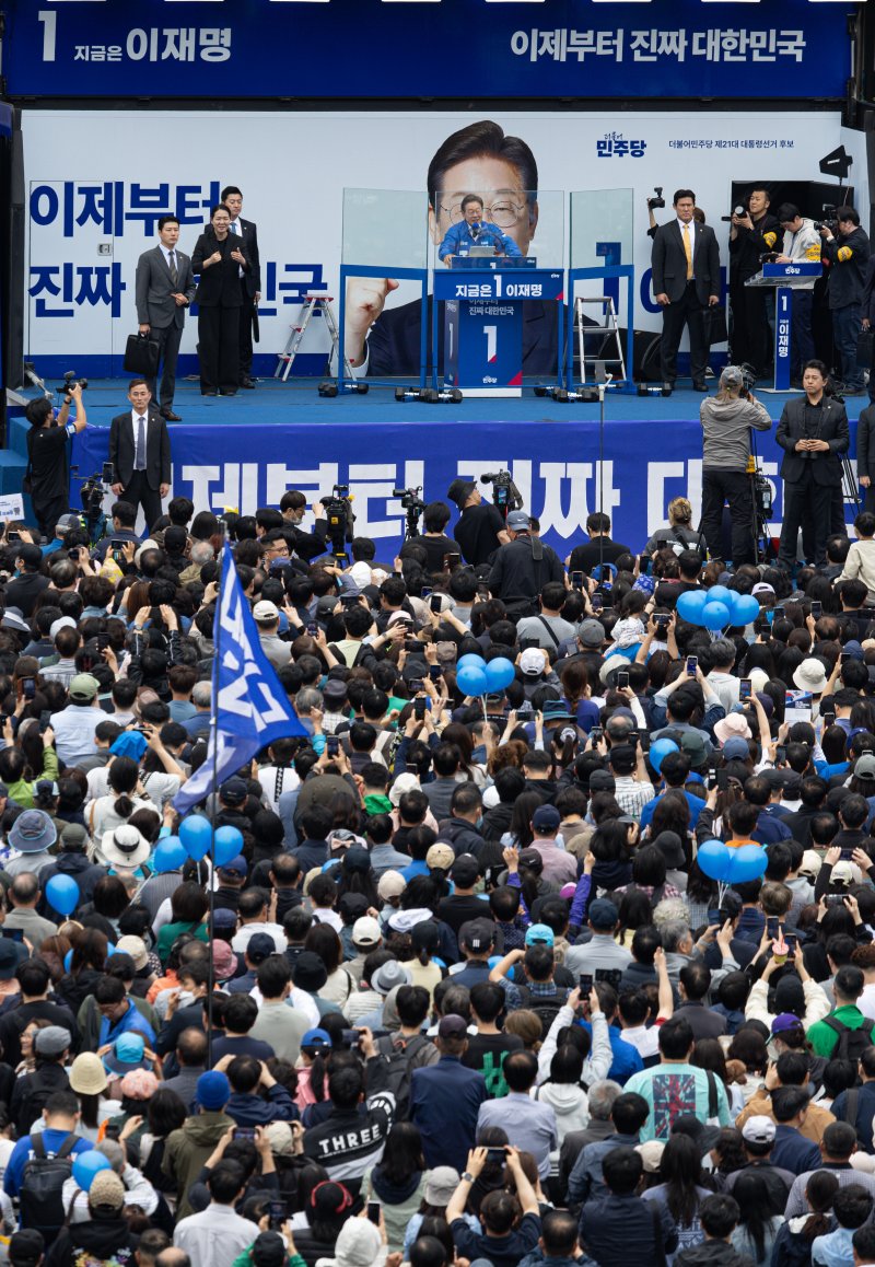 [부천=뉴시스] 조성봉 기자 = 이재명 더불어민주당 대통령 후보가 24일 오후 경기도 부천시 부천역 북부광장에서 열린 유세에서 시민들에게 지지를 호소하고 있다.(공동취재) 2025.05.24. photo@newsis.com