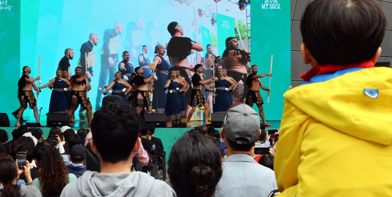 [서울=뉴시스] 박주성 기자 = 24일 서울 동대문디자인플라자(DDP) 어울림 광장에서 열린 2025 서울세계도시문화축제에서 뉴질랜드 마오리족 공연단이 공연을 하고 있다. 2025.05.24. park7691@newsis.com