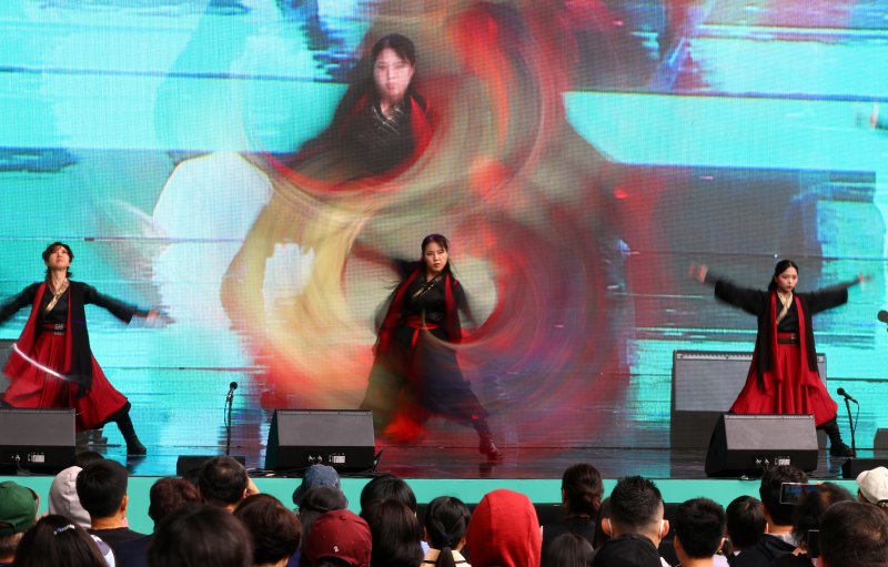 [서울=뉴시스] 박주성 기자 = 24일 서울 동대문디자인플라자(DDP) 어울림 광장에서 열린 2025 서울세계도시문화축제에서 한국 공연단이 공연을 하고 있다. 2025.05.24. park7691@newsis.com