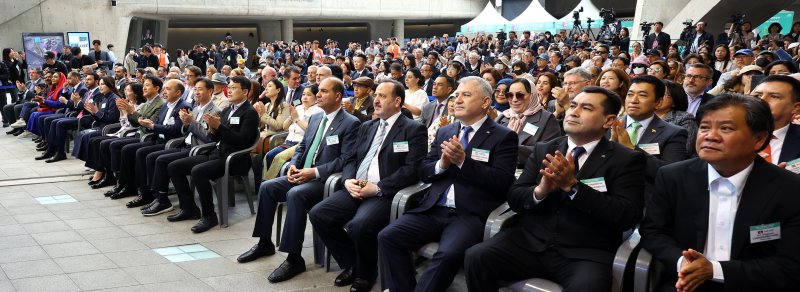 [서울=뉴시스] 박주성 기자 = 오세훈 서울시장과 최호정 서울시의회 의장을 비롯한 주한외교단이 24일 서울 동대문디자인플라자(DDP) 어울림 광장에서 열린 2025 서울세계도시문화축제 개막식에 참석하고 있다. 2025.05.24. park7691@newsis.com