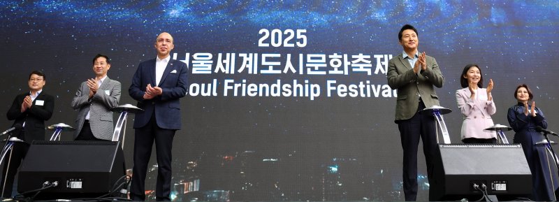 [서울=뉴시스] 박주성 기자 = 오세훈 서울시장과 최호정 서울시의회 의장을 비롯한 주한외교단이 24일 서울 동대문디자인플라자(DDP) 어울림 광장에서 열린 2025 서울세계도시문화축제 개막식에서 '동행' 버튼터치를 하고 있다. 2025.05.24. park7691@newsis.com