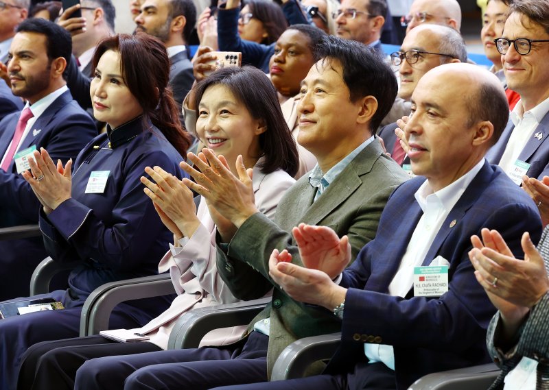 [서울=뉴시스] 박주성 기자 = 오세훈 서울시장과 최호정 서울시의회 의장을 비롯한 주한외교단이 24일 서울 동대문디자인플라자(DDP) 어울림 광장에서 열린 2025 서울세계도시문화축제 개막식에 참석하고 있다. 2025.05.24. park7691@newsis.com