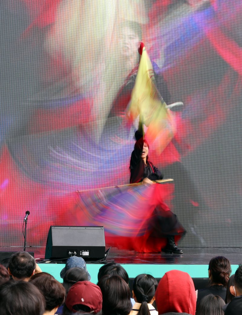 [서울=뉴시스] 박주성 기자 = 24일 서울 동대문디자인플라자(DDP) 어울림 광장에서 열린 2025 서울세계도시문화축제에서 한국 공연단이 공연을 하고 있다. 2025.05.24. park7691@newsis.com