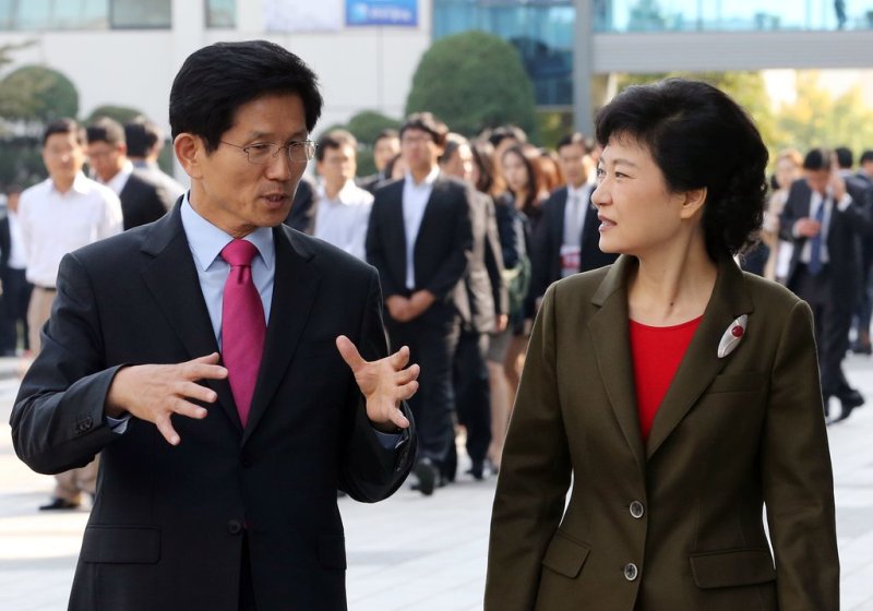 지난 2012년 만난 김문수 후보(왼쪽)와 박근혜 전 대통령 (출처=연합뉴스)