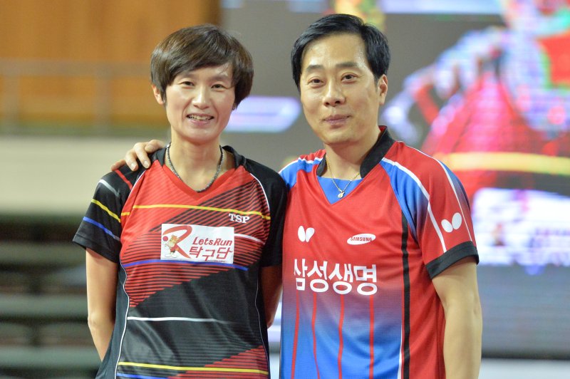 27일 대구실내체육관에서 열린 2017신한금융 한국탁구챔피언십 및 제71회 전국 남녀종합탁구선수권 대회 결승전에 앞서 특별 이벤트 경기를 마친 유남규 감독과 현장화 감독이 손을 잡은 채 탁구 라켓을 들어보이고 있다. 유 감독과 현 감독의 경기는 1대1로 무승부를 기록했다.2017.12.27/뉴스1 ⓒ News1 최창호 기자