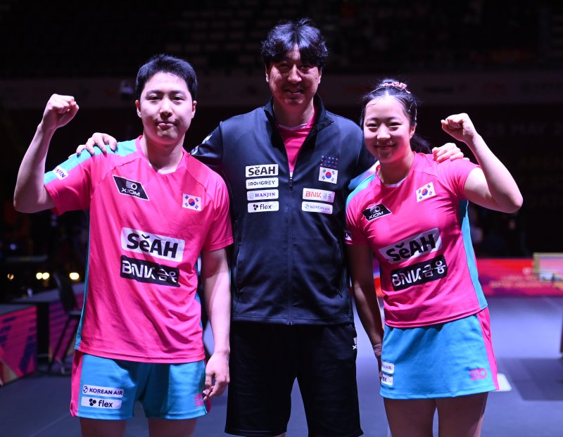 임종훈, 신유빈이 22일 카타르 도하 루사일 아레나에서 열린 2025 국제탁구연맹(ITTF) 세계선수권대회 혼합복식 8강 대만 린윈주 - 정이칭과 경기 후 오상은 감독과 포즈를 취하고 있다. 2025.5.22/뉴스1 ⓒ News1 사진공동취재단