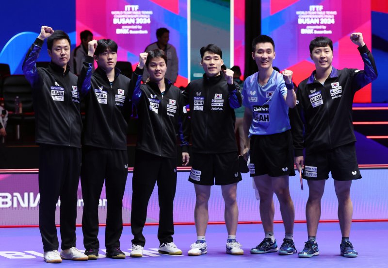 주세혁 남자 탁구 국가대표팀 감독을 비롯한 선수들이 21일 오후 부산 해운대구 벡스코에서 열린 'BNK부산은행 2024 부산세계탁구선수권대회' 남자단체전 16강 대한민국과 인도의 경기에서 세트스코어 3대0으로 승리한 뒤 파이팅을 외치고 있다. 이로써 남자대표팀은 8강 진출팀에게 주어지는 2024 파리 올림픽 단체전 출전권을 획득했다. 2024.2.21/뉴스1 ⓒ News1 이동해 기자