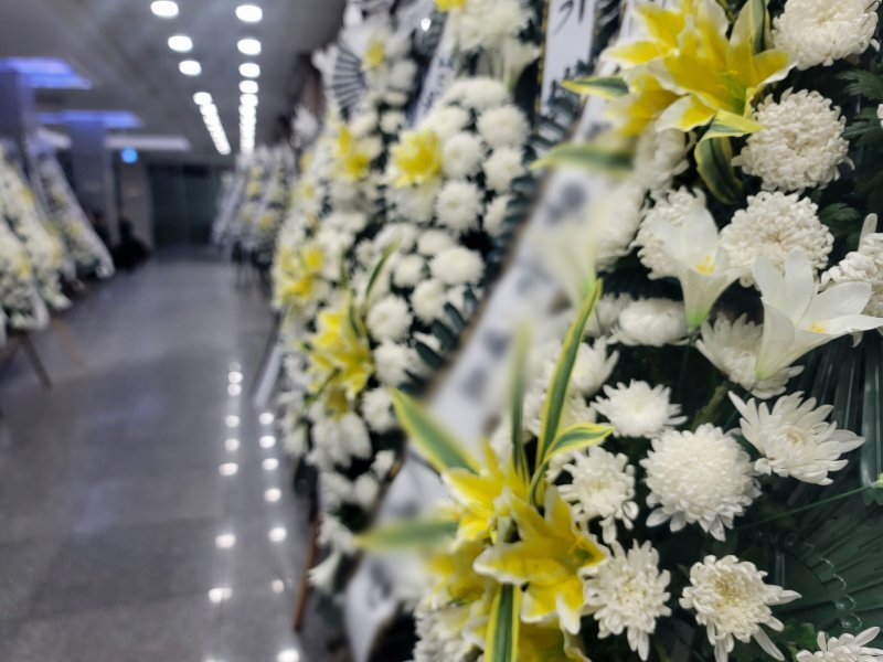 [제주=뉴시스] 오영재 기자 = 지난 23일 제주시 한 장례시작에 마련된 40대 교사의 빈소. 해당 교사는 22일 오전 제주 한 중학교에서 숨진 채 발견됐다. 2025.05.23. oyj4343@newsis.com