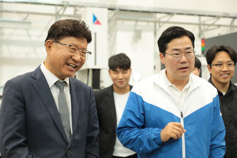 박찬대 더불어민주당 중앙선대위 상임총괄선대위원장(오른쪽)과 이선호 민주당 울산시당위원장이 24일 오후 울산 남구 울산과학기술원(UNIST) 3D프린팅융합기술센터를 방문하고 있다. 2025.5.24/뉴스1 ⓒ News1 김세은 기자