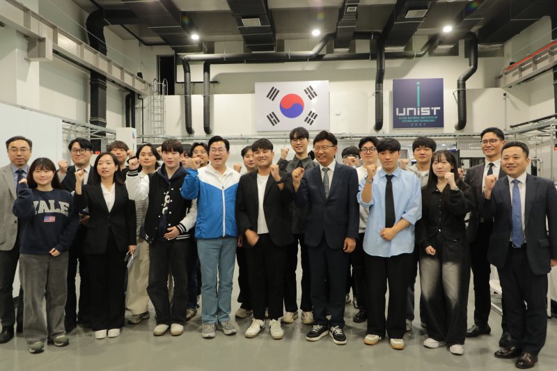 박찬대 더불어민주당 중앙선대위 상임총괄선대위원장이 24일 오후 울산 남구 울산과학기술원(UNIST) 3D프린팅융합기술센터를 찾아 기념 촬영을 하고 있다. 2025.5.24/뉴스1 ⓒ News1 김세은 기자